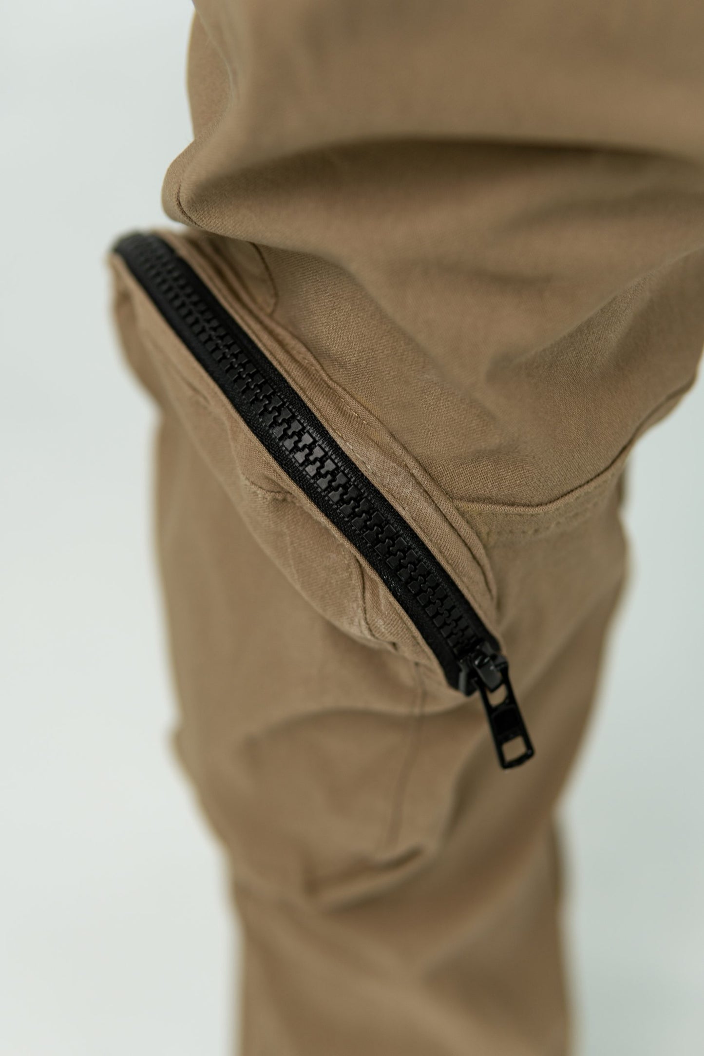 BEIGE 'BE' UTILITY CARGO PANTS