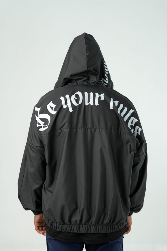 CHAQUETA IMPERMEABLE UNISEX NEGRA 'BE YOUR RULES'